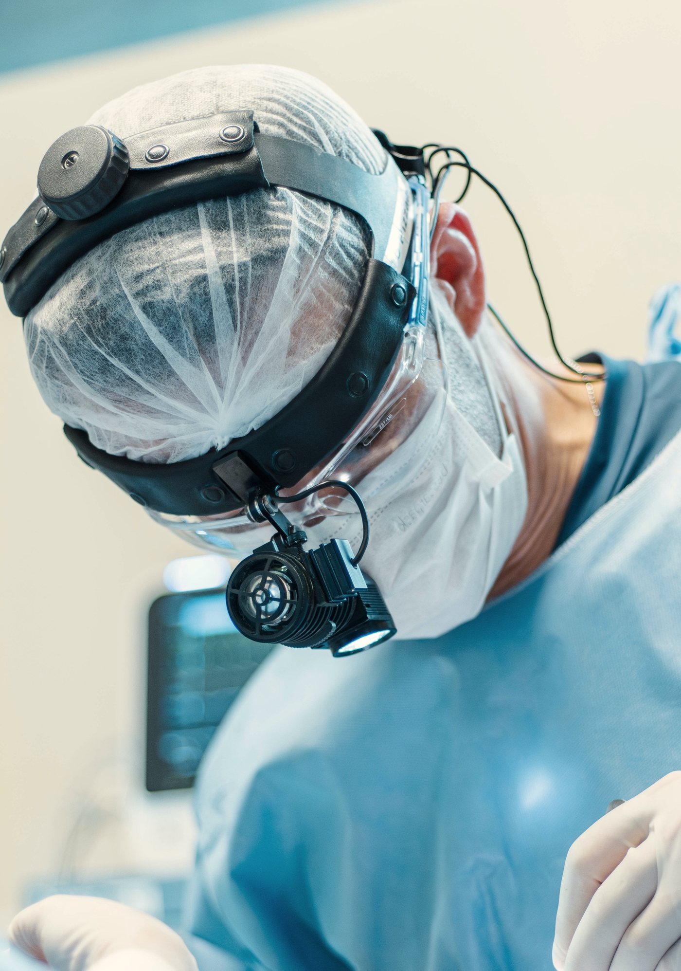 Dr. Diego Pizzamiglio em cirurgia, com fotóforo